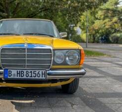 Image 28/139 of Mercedes-Benz 240 D (1978)