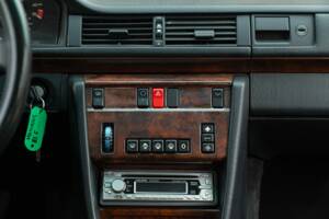 Obraz 30/49 pojazdu Mercedes-Benz 320 E (1993)