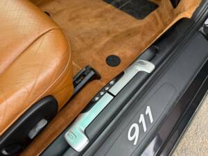 Image 16/30 of Porsche 911 Carrera 4 &quot;Millenium-Edition&quot; (2000)