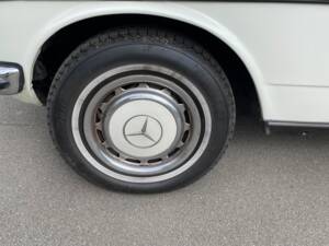 Image 12/49 of Mercedes-Benz 230 C (1980)