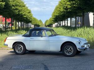 Image 16/18 of MG MGB (1975)