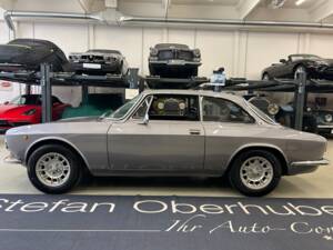 Image 8/35 de Alfa Romeo 2000 GT Veloce (1975)