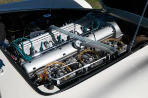Image 12/38 of Aston Martin DB 6 Mk II Volante (1970)