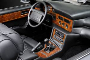 Immagine 8/17 di Aston Martin Virage Volante (1994)