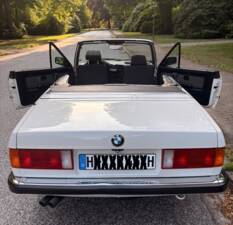 Immagine 13/75 di BMW 320i (1988)