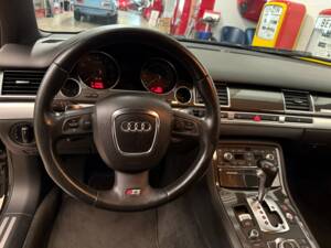 Bild 8/18 von Audi S8 V10 (2008)