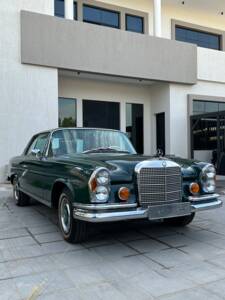 Image 2/15 de Mercedes-Benz 280 SE (1968)