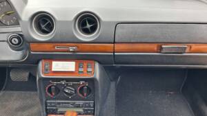 Afbeelding 24/25 van Mercedes-Benz 230 E (1984)