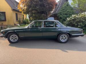 Image 4/8 of Jaguar XJ 6 4.2 (1985)