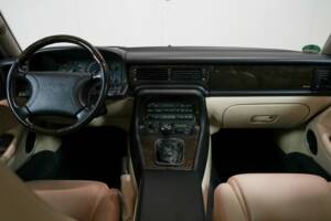 Image 2/50 of Jaguar XJR 4.0 (1995)
