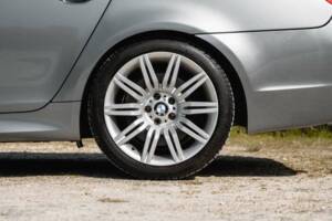 Bild 22/50 von BMW 550i (2006)