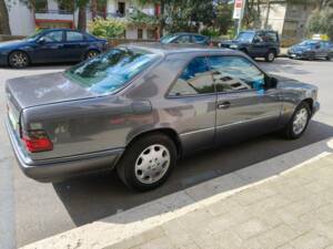 Bild 25/35 von Mercedes-Benz E 200 (1995)