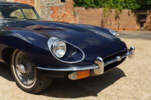 Image 14/35 de Jaguar E-Type (1968)
