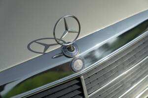 Obraz 13/50 pojazdu Mercedes-Benz 190 E 2.3-16 (1985)