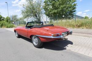 Image 5/80 of Jaguar E-Type 4.2 (1966)