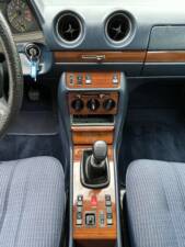 Image 20/24 de Mercedes-Benz 230 CE (1985)