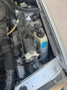 Image 28/32 of Mercedes-Benz 230 E (1987)