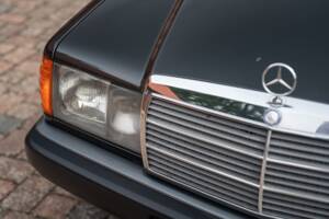 Bild 4/74 von Mercedes-Benz 190 E (1990)