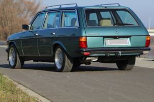 Image 4/24 of Mercedes-Benz 280 TE (1983)