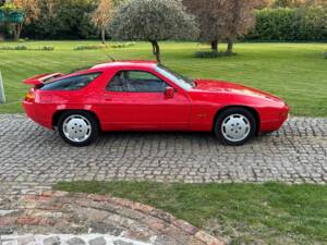 Image 11/33 of Porsche 928 S4 (1989)