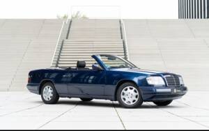 Image 2/45 of Mercedes-Benz E 220 (1995)