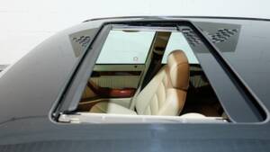 Image 14/32 de Mercedes-Benz 400 E (1991)