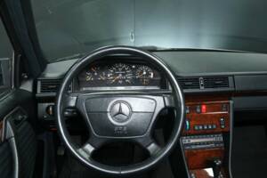 Bild 13/50 von Mercedes-Benz 300 E-24 (1992)