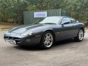 Image 7/23 of Jaguar XK8 4.0 (2001)