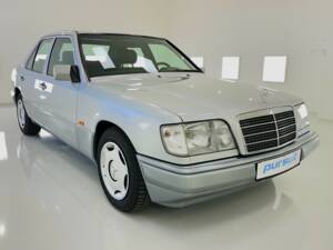 Immagine 4/32 di Mercedes-Benz E 200 (1994)
