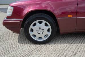 Bild 26/28 von Mercedes-Benz E 320 T (1993)