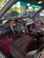 Bild 10/13 von Mercedes-Benz 260 E (1989)