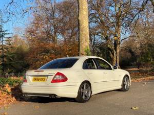 Image 14/47 of Mercedes-Benz E 63 AMG (2006)