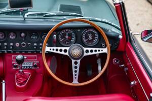 Image 25/34 de Jaguar E-Type (1968)