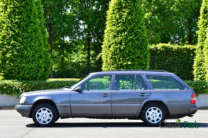 Afbeelding 2/44 van Mercedes-Benz E 280 T (1994)