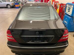 Image 17/20 of Mercedes-Benz E 500 (2002)