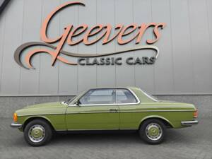 Immagine 3/50 di Mercedes-Benz 230 CE (1982)