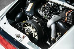 Image 24/38 of Porsche 911 Carrera 4 (1990)