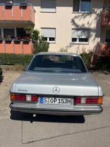 Immagine 3/9 di Mercedes-Benz 200 (1982)