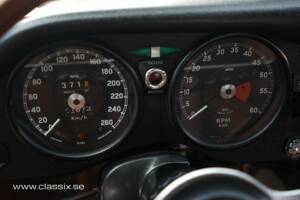 Image 11/17 of Jaguar E-Type (1970)