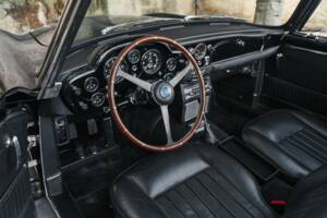 Image 9/33 of Aston Martin DB 5 Volante (1964)