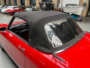 Image 29/39 of Peugeot 204 Convertible (1968)