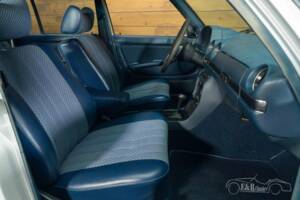 Imagen 9/19 de Mercedes-Benz 250 (1978)
