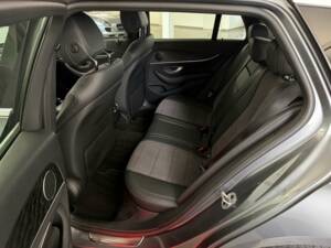 Image 18/32 of Mercedes-Benz E 200 d (2020)