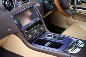 Bild 24/50 von Jaguar XJ 5.0 (2010)