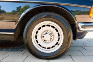 Bild 25/99 von Mercedes-Benz 230 CE (1983)
