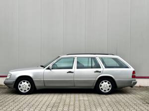 Bild 1/49 von Mercedes-Benz E 320 T (1993)