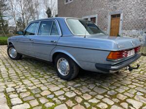 Image 2/23 of Mercedes-Benz 230 E (1984)