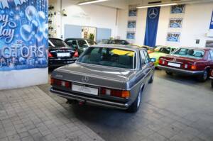 Image 17/36 de Mercedes-Benz 280 E (1982)