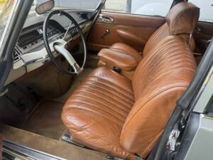 Image 2/8 of Citroën DS 19 Pallas (1964)