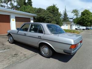 Bild 2/4 von Mercedes-Benz 230 E (1981)